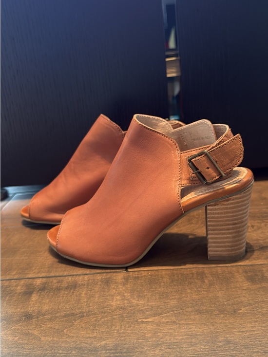 le chateau Shoes - Le Chateau Open-Toe Leather Block Heel Sandals - Tan